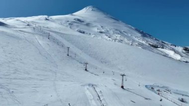 Porto Montt Şili 'deki Osorno Vulcan' da kablolu araba. Karlı Dağlar. Buzul Manzarası. Puerto Montt Şili. Kış sporları. Puerto Montt Şili 'deki Osorno Vulcan' da kablolu araba..