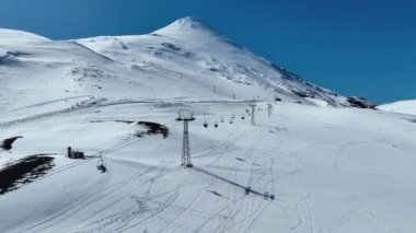 Petrohue Şili 'deki Osorno Vulcan Kayak İstasyonu. Karlı Dağlar. Kayak merkezi. Petrohue Şili. Kış Yolculuğu. Osorno Vulcan 'daki Kayak İstasyonu Petrohue Şili.