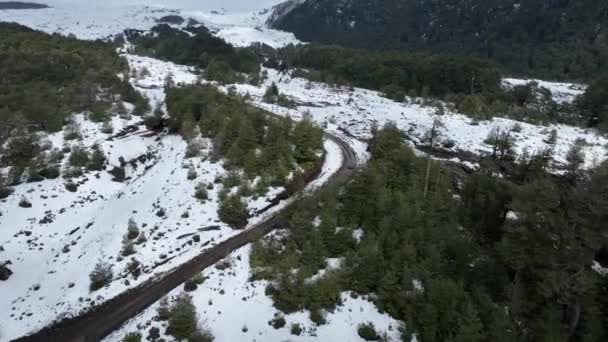 ロスリオスチリのヴィラリカのカントリーロード トラベルシーン 雪が降ったヴァルカン 凍った森の木 ヴィラリカ 冬の風景 ロスリオスチリのヴィラリカでのカントリーロード — ストック動画