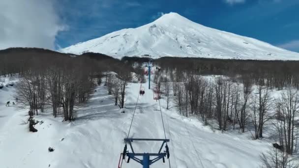 プコンチリのヴィラリカ火山でスキーステーション スノーウィー山脈 スキーセンター 背景の自然 ヴィラリカ ヴォルカノ 冬のトラベル プコンチリのヴィラリカ火山でのスキーステーション — ストック動画