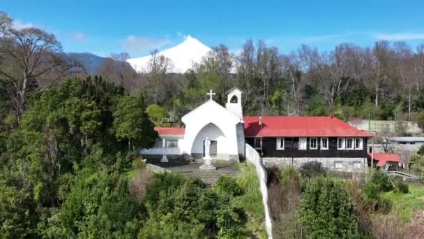 Średniowieczny Kościół Pucon Los Rios Chile Krajobraz Turystyczny Ośnieżony Wolkan — Wideo stockowe