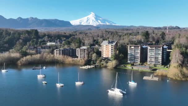 Boten Het Water Pucon Los Lagos Chili Coast City Vulkanisch — Stockvideo