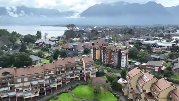 Ευρωπαϊκά Κτίρια Στο Pucon Στο Λος Λάγος Της Χιλής Τοπίο — Αρχείο Βίντεο
