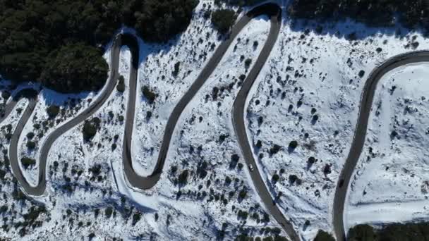 ロスラゴスチリのオスノルでのマウンテンロード スノーウィー山脈 ロード トリップ シーン ラゴス 冬のトラベル ロスラゴスチリのオスノルでのマウンテンロード — ストック動画