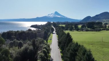 Los Lagos Şili 'deki Puerto Varas' taki Patagonya Yolu. Volkan manzarası. Gökyüzü Bulutları Arkaplanı. Los Lagos Şili. Road Trip Dağı. Los Lagos Şili 'deki Puerto Varas' taki Patagonya Yolu.