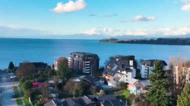 Los Lagos Şili 'deki Puerto Varas' taki sahil binaları. Volkan manzarası. Şehir merkezindeki şehir manzarası. Los Lagos Şili. Llanquihue Gölü. Los Lagos Şili 'deki Puerto Varas Sahil Binaları.