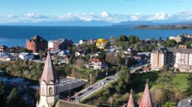 Los Lagos Şili 'deki Puerto Varas' taki sahil şehri. Volkan manzarası. Şehir merkezindeki şehir manzarası. Los Lagos Şili. Llanquihue Gölü. Los Lagos Şili 'deki Puerto Varas Sahil Kenti.