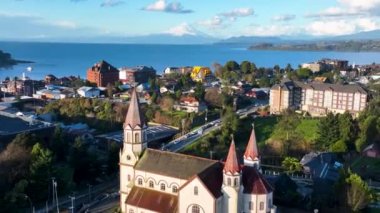 Los Lagos Şili 'deki Puerto Varas' taki ünlü kilise. Volkan manzarası. Şehir merkezindeki şehir manzarası. Los Lagos Şili. Llanquihue Gölü. Los Lagos Şili 'deki Puerto Varas' taki ünlü kilise..