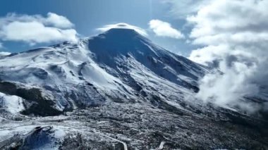 Los Lagos Şili 'deki Puerto Varas' taki Osorno Volkanı. Volkan manzarası. Gökyüzü Bulutları Arkaplanı. Los Lagos Şili. Kar Tepeli Dağ. Osorno Volkanı Los Lagos Şili 'deki Puerto Varas' ta.