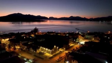 Antartika Şili 'de Sunrise City of Puerto Natales. Doğa manzarası. Geçmişe Seyahat. Antartika Şili. Şehir merkezindeki şehir manzarası. Sunrise City, Puerto Natales, Antartika Şili.