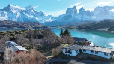 Puerto Natales Şili 'deki Torres Del Paine Ulusal Parkı. Karlı Dağlar. Buzul Manzarası. Puerto Natales Şili. Yaz Arkaplanı. Puerto Natales Şili 'deki Torres Del Paine Ulusal Parkı.