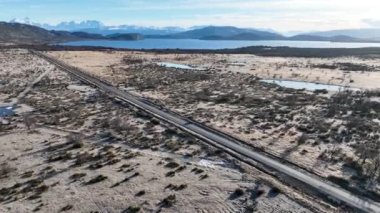 Şili 'nin Magallanes bölgesindeki Puerto Natales' teki kırsal yol. Karlı Dağlar. Yol gezisi sahnesi. Şili 'nin Magallane Bölgesi. Kış Yolculuğu. Şili 'nin Magallanes bölgesinde Puerto Natales' te kırsal yol
