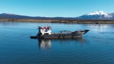 Antartika Şili 'deki Porto Natales' te demirli bir tekne. Karlı Dağlar. Bay Water Manzarası. Antartika Şili. Nehir Arkaplanı. Antartika Şili 'deki Puerto Natales' te demirli tekne.