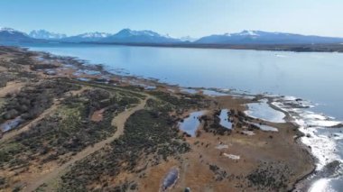 Magallanes Şili 'deki Puerto Natales' teki Patagonya Gölü. Karlı Dağlar. Göl manzarası. Magallanes Şili. Kış Arkaplanı. Patagonya Gölü Magallanes Şili 'deki Puerto Natales' te.
