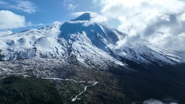ラゴス チリのオスノ ヴォルカノ 火山景観について スカイクラウドの背景 ラゴス 雪に覆われた山 Osorno Volcano Osorno — ストック動画