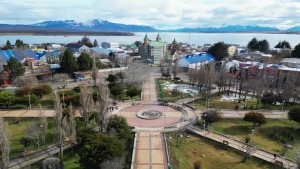 Plaza Armas Puerto Natales Magallanes Chile Montañas Nevadas Escenario Cuadrado — Vídeo de stock