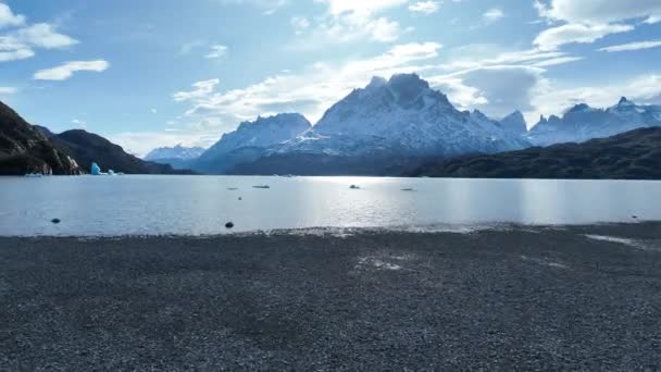 Γκρι Λίμνη Στο Τόρες Ντελ Πέιν Στην Αντάρτικα Της Χιλής — Αρχείο Βίντεο