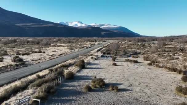 Single Road Vid Puerto Natales Magallanesregionen Chile Snöiga Berg Vägen — Stockvideo