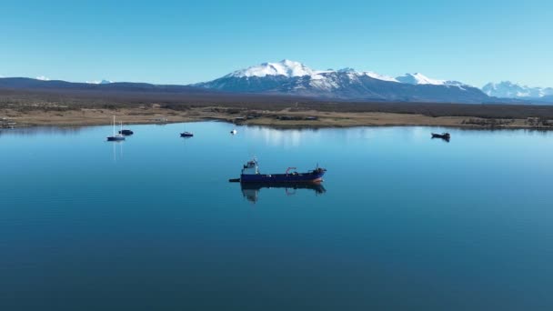 Navegación Barco Puerto Natales Región Magallanes Chile Montañas Nevadas Paisaje — Vídeos de Stock