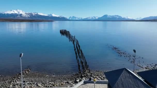 Magallanes Şili Deki Puerto Natales Limanı Karlı Dağlar Göl Manzarası — Stok video