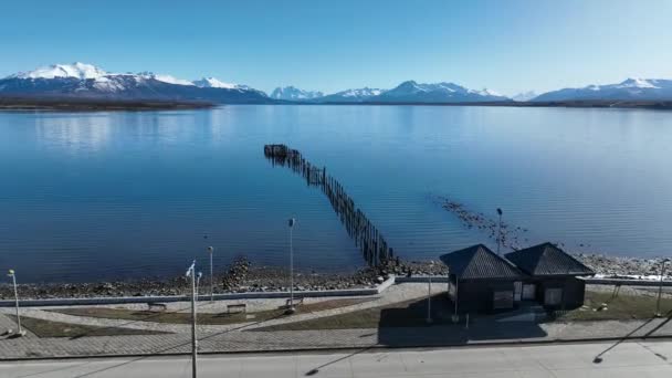 Pier Harbor Puerto Natales Antartica Chili Sneeuwbergen Bay Water Landschap — Stockvideo