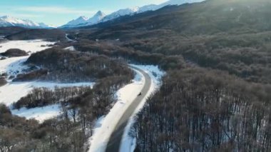 Tierra Del Fuego Arjantin 'deki Ushuaia' da tek yol. Karlı Dağlar. Buzul Manzarası. Tierra Del Fuego Arjantin. Kış Arkaplanı. Ushuaia 'da Tek Yol Tierra Del Fuego Arjantin.