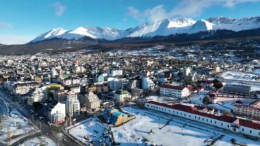 Tierra Del Fuego Arjantin, Ushuaia 'daki sahil şehri. Karlı Manzara. Açık hava görüntüsü. Tierra Del Fuego Arjantin. Donmuş şehir manzarası. Ushuaia Sahil Kenti Tierra Del Fuego Arjantin.