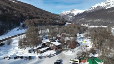 Ushuaia 'daki Las Cotorras Köyü. Arjantin' in sonunda. Karlı Dağlar. Arjantin 'in sonu. Kış Yolculuğu. Ushuaia 'daki Las Cotorras Köyü Dünyanın Sonu Arjantin.