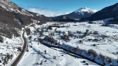 Tierra Del Fuego Arjantin 'deki Ushuaia' daki Snowy Grove. Karlı Dağlar. Buzul Manzarası. Tierra Del Fuego Arjantin. Kış Arkaplanı. Tierra Del Fuego Arjantin 'deki Ushuaia' da Karlı Orman.