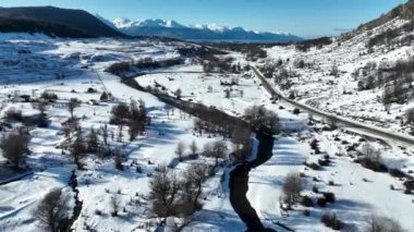 Arjantin 'in sonundaki Ushuaia' da donmuş koruluk. Karlı Dağlar. Buzul Manzarası. Arjantin 'in sonu. Kış Yolculuğu. Arjantin 'in sonunda Ushuaia' da Donmuş Koru.