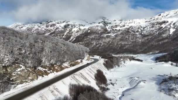 世界アルゼンチンの終わりにウシュアイアでシングルロード スノーウィー山脈 氷河の風景 世界アルゼンチンの終わり 冬のトラベル 世界の終わりにウシュアイアでシングルロード — ストック動画