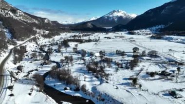 Arjantin 'in sonundaki Ushuaia' da karlı bir manzara. Karlı Dağlar. Buzul Manzarası. Arjantin 'in sonu. Kış Yolculuğu. Arjantin 'in sonunda Ushuaia' da karlı bir manzara.