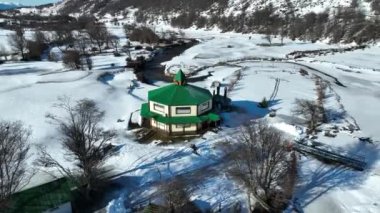Ushuaia 'daki kar tarlası Arjantin' in sonunda. Karlı Dağlar. Buzul Manzarası. Arjantin 'in sonu. Kış Yolculuğu. Ushuaia 'daki Karlı Alan Dünya' nın Sonu Arjantin.