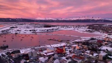 Patagonya 'daki Ushuaia' da Günbatımı Gökyüzü Arjantin. Doğa manzarası. Geçmişe Seyahat. Patagonya Arjantin. Sunrise City manzarası. Patagonya 'daki Ushuaia' da Günbatımı Gökyüzü Arjantin.