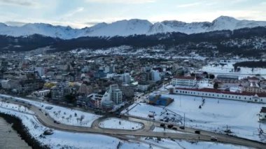 Tierra Del Fuego Arjantin 'deki Ushuaia' da kar yağışı. Karlı Manzara. Açık hava görüntüsü. Tierra Del Fuego Arjantin. Donmuş şehir manzarası. Ushuaia 'da kar yağışı Tierra Del Fuego Arjantin' de.