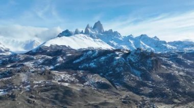 Fitz Roy Santa Cruz Arjantin El Chalten 'de. Karlı Manzara. Açık hava görüntüsü. Santa Cruz Arjantin. Donmuş Karlı Dağ. Fitz Roy El Chalten 'de Santa Cruz Arjantin' de.
