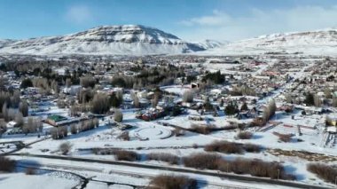 Patagonya, El Calafate 'deki Karlı Şehir Arjantin. Doğa manzarası. Geçmişe Seyahat. Patagonya Arjantin. Şehir merkezindeki şehir manzarası. El Calafate 'deki Karlı Şehir Patagonya' da Arjantin.