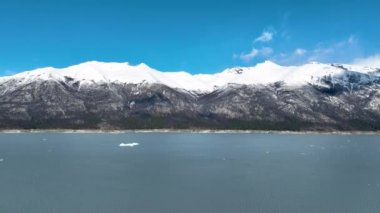 Arjantin Gölü, El Calafate, Patagonya Arjantin. Karlı Dağlar. Doğa manzarası. Patagonya Arjantin. Su Arkaplanı. Arjantin Gölü El Calafate, Patagonya Arjantin.