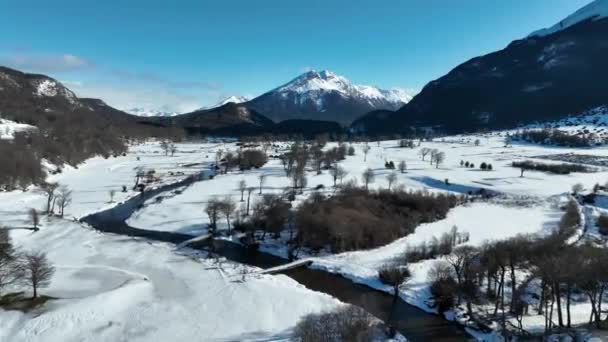 世界アルゼンチンの終わりにウシュアイアで雪の成長 スノーウィー山脈 氷河の風景 世界アルゼンチンの終わり 冬のトラベル 世界の終わりにウシュアイアで雪の成長アルゼンチン — ストック動画