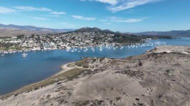 Marina Limanı, ABD 'nin Kaliforniya eyaletindeki Morro Bay' de. Doğanın Seyahat Arkaplanı. Morro Rock Peyzajı. ABD 'nin Kaliforniya eyaletindeki Morro Körfezi Marina Limanı.