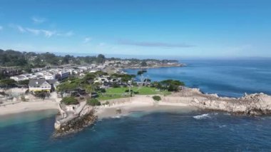 Kaliforniya, Monterey 'deki sahil manzarası. Doğa Turizmi. Tatil Tatilleri. Kaliforniya 'da Monterey' de Plaj Sahnesi.