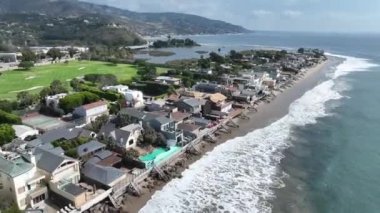 California, Los Angeles 'taki Malibu Plajı. Paradisiac Sahili. Deniz Burnu Simgesi. California, Los Angeles 'ta Malibu Plajı.