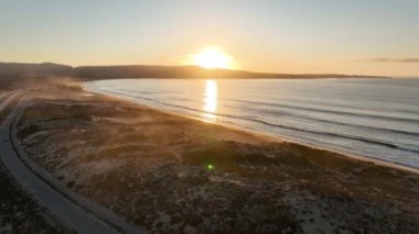 Kaliforniya 'daki Sand City' de Sunset Sky. Doğa Turizmi. Tatil Tatilleri. Kaliforniya 'da Kum Şehri' nde Günbatımı Gökyüzü.