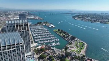 San Diego şehir merkezinde, San Diego, Kaliforniya 'da. Meşhur sahil şehri. Harbor Adası. San Diego Şehir Merkezi San Diego, Kaliforniya Birleşik Devletleri.