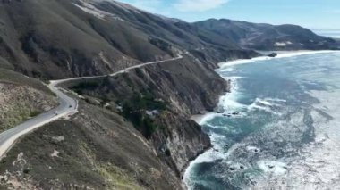 Kaliforniya 'da, 1. Otoyol' daki sahil yolu. Kaliforniya 'nın Okyanus Yolu' nda tarihi bir yolculuk. Deniz manzarası. Kaliforniya 'da 1. Otobanda Sahil Yolu.