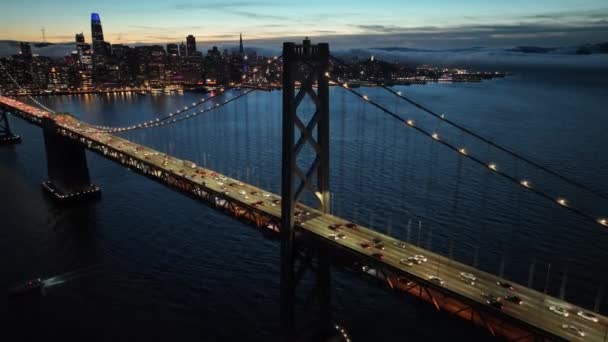 カリフォルニア州サンフランシスコにあるオークランド湾橋 メガロポリス ダウンタウン シティスケープ ビジネス旅行 カリフォルニア州サンフランシスコにあるオークランドベイブリッジ — ストック動画