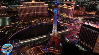 Nevada 'daki Las Vegas' taki Paris Eyfel Kulesi. Tarihi Turizm Seyahati. Aydınlatılmış Las Vegas Skyline. Las Vegas 'taki Paris Eyfel Kulesi Nevada Birleşik Devletleri.