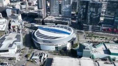 Kripto Arena Los Angeles, Kaliforniya Birleşik Devletleri. Kurumsal Binalar Sahnesi. Gökdelenlerin Arkaplanı. Kripto Arena Los Angeles 'ta, Kaliforniya' da..