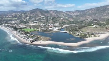 California, Los Angeles 'taki Malibu Plajı. Paradisiac Sahili. Deniz Burnu Simgesi. California, Los Angeles 'ta Malibu Plajı.