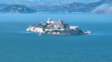 Kaliforniya, San Francisco 'daki Alcatraz Adası. Şehir merkezindeki Skyline. Ulaşım Sahnesi. San Francisco 'da Alcatraz Adası. Kaliforniya' da..